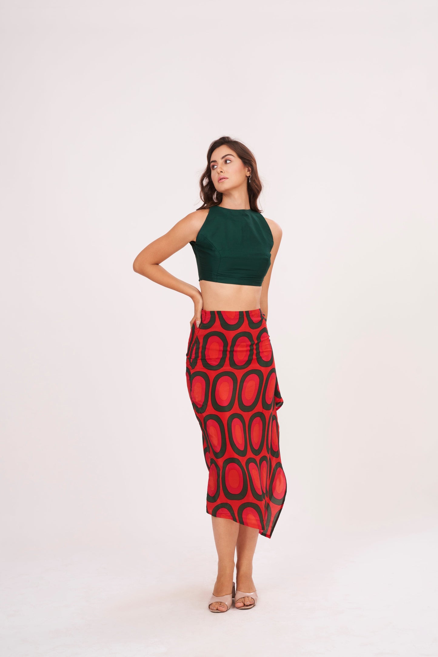 Fitted crop top with abstract design, made of durable crepe fabric, perfect for showcasing your style at any occasion.