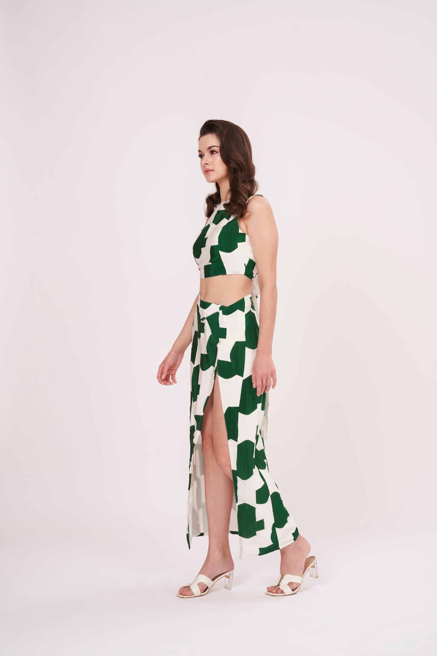 Women's muslin fabric skirt with chic cut that gracefully reaches the thigh. Comfortable and flattering design enhances the figure