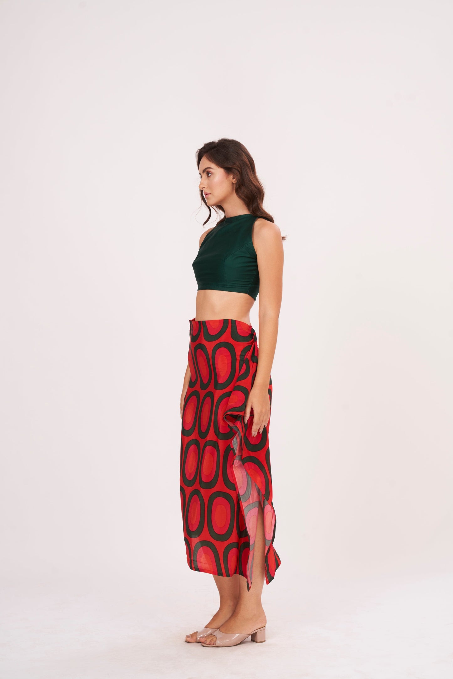 Fitted crop top with abstract design, made of durable crepe fabric, perfect for showcasing your style at any occasion.