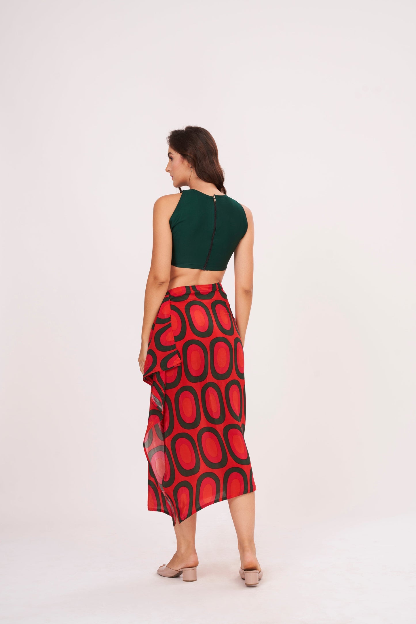 Fitted crop top with abstract design, made of durable crepe fabric, perfect for showcasing your style at any occasion.