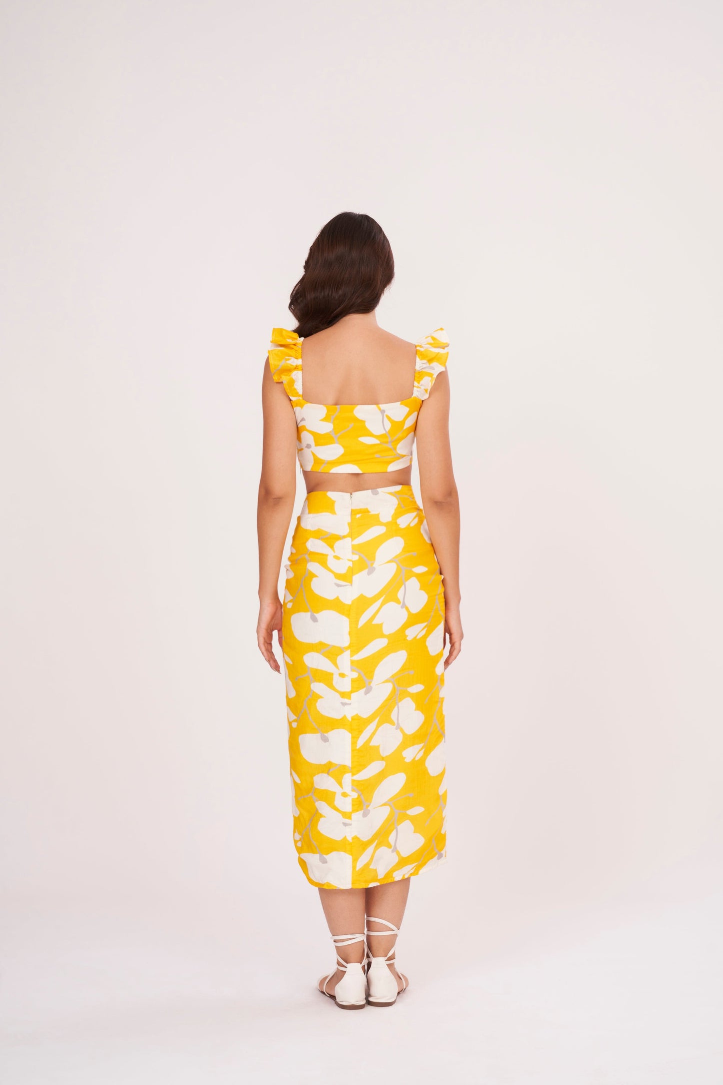 Thigh-length floral skirt with lightweight muslin fabric, ensuring comfort in hot weather. Abstract print exudes sophistication, while trendy cut complements modern appeal.