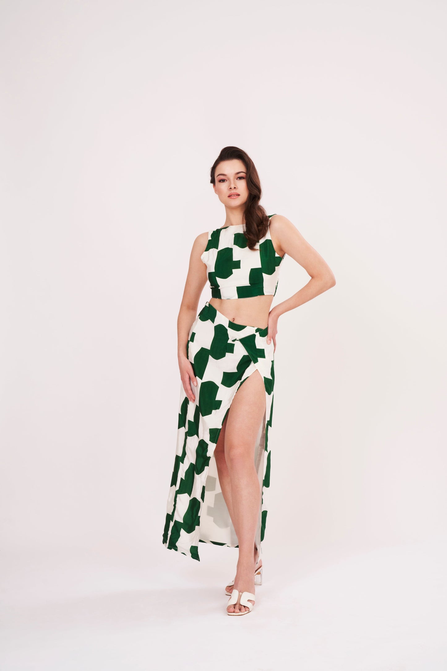Women's muslin fabric skirt with chic cut that gracefully reaches the thigh. Comfortable and flattering design enhances the figure