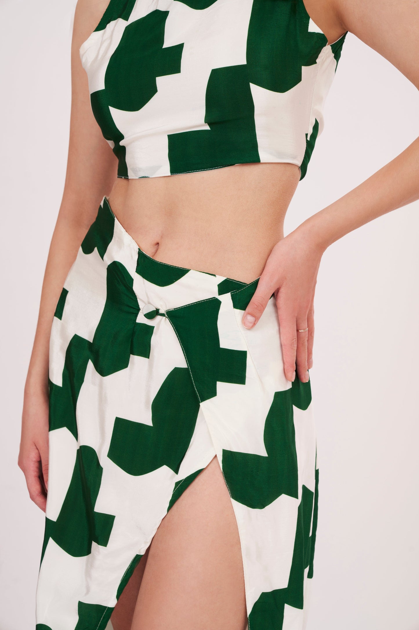 Women's muslin fabric skirt with chic cut that gracefully reaches the thigh. Comfortable and flattering design enhances the figure