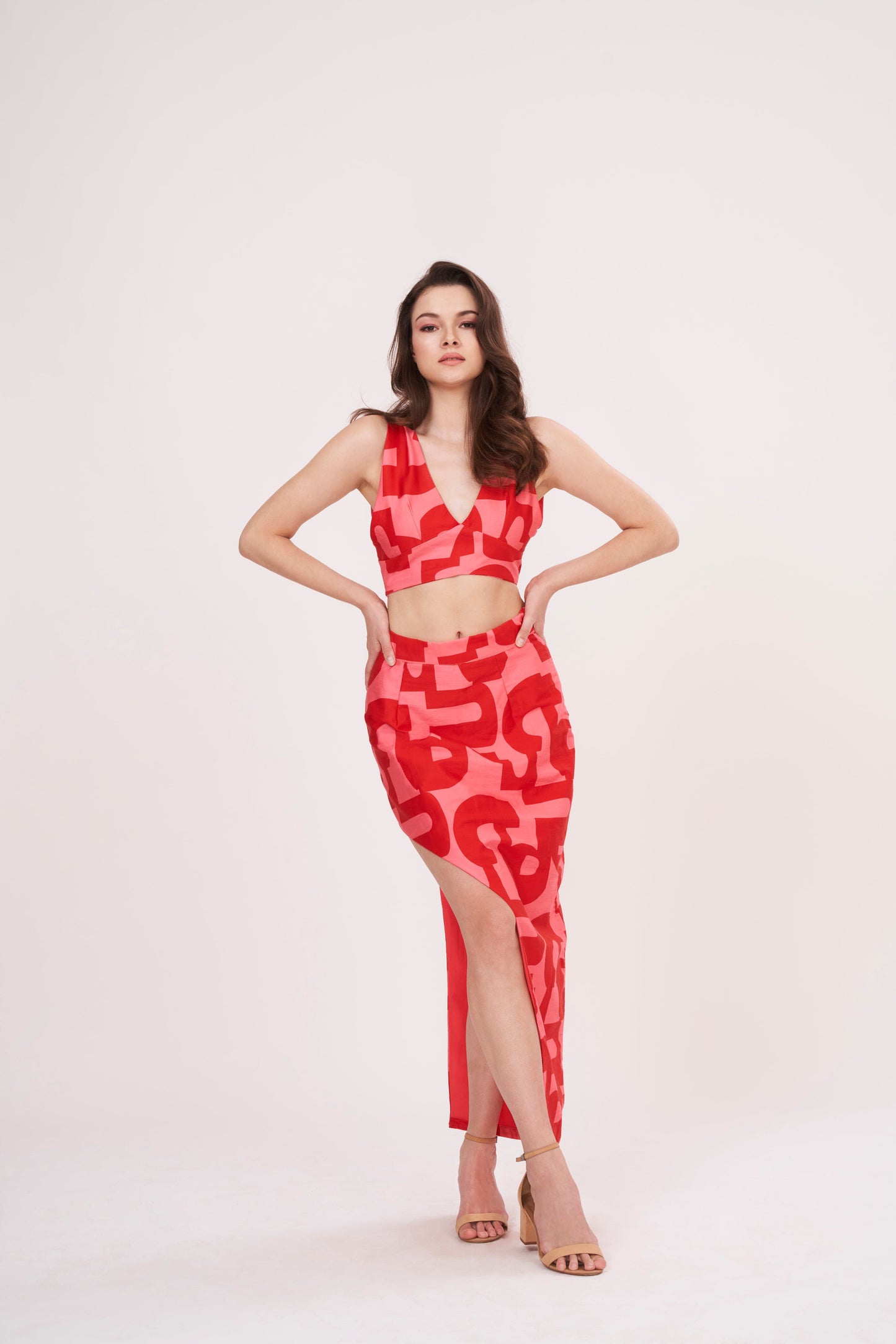 High-slit printed long skirt made from muslin fabric.
