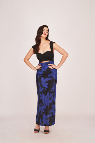 Strap-shoulder crepe long dress with bold floral print, ideal for elegant occasions and special celebrations