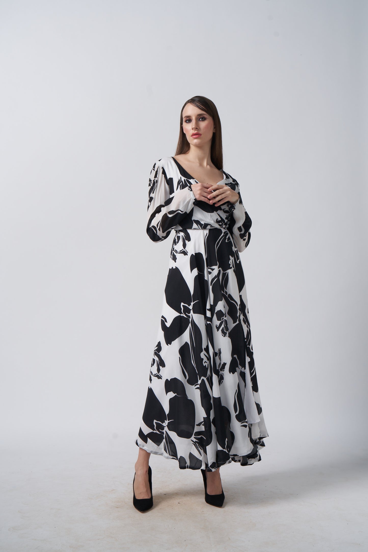 Ankle-length crepe dress with a V-neckline and long sleeves
