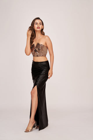 Golden tube top and black faux leather skirt set with a thigh-high slit, suitable for parties and cocktail events
