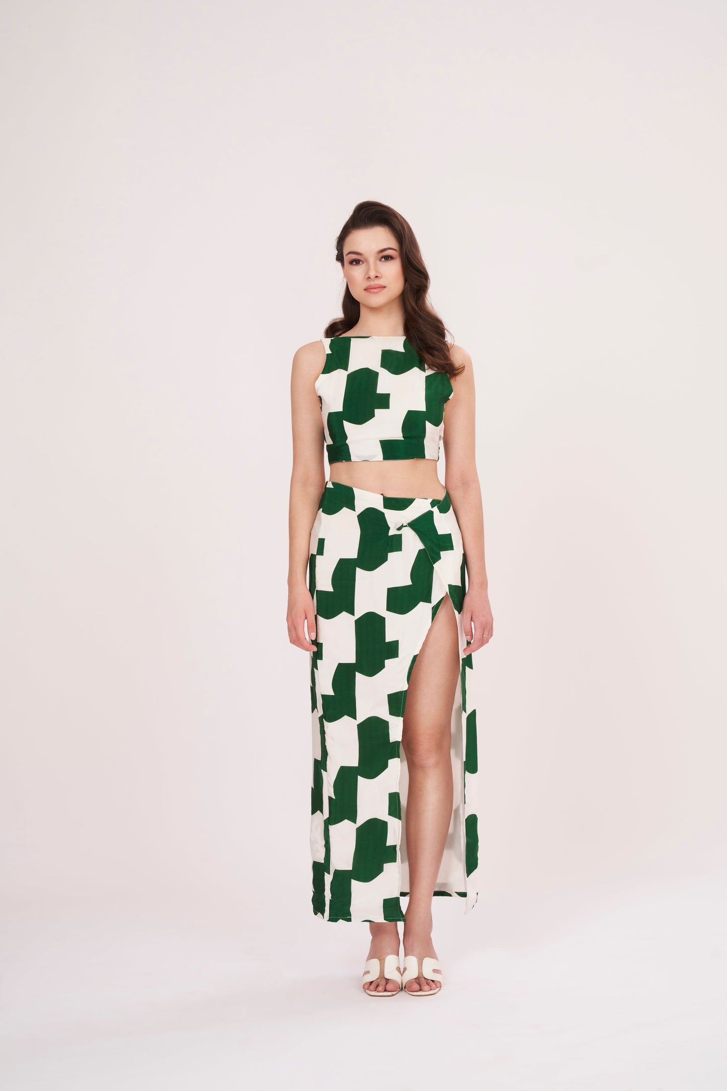 Women's muslin fabric skirt with chic cut that gracefully reaches the thigh. Comfortable and flattering design enhances the figure