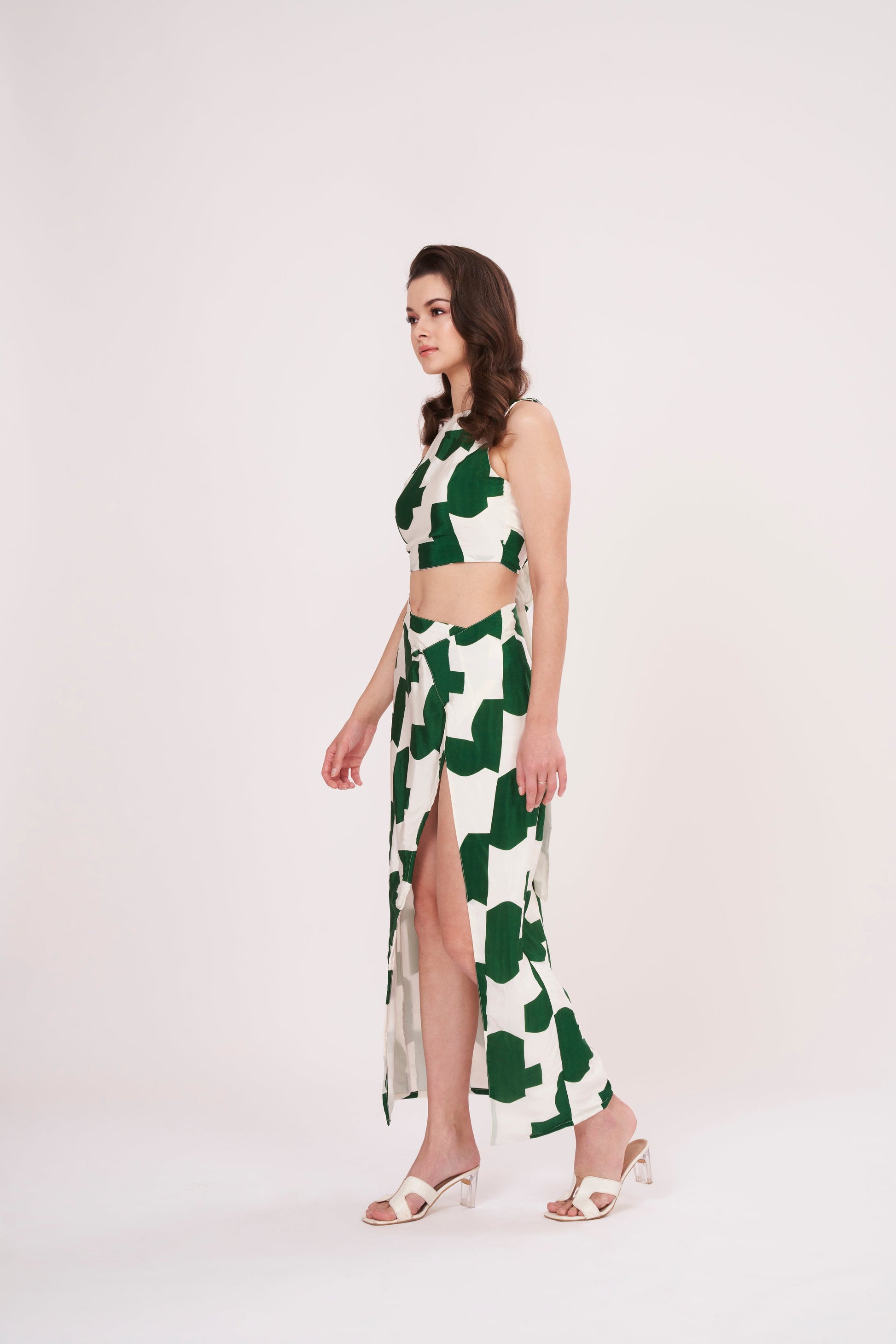 Abstract Print Luxe Top in breezy muslin fabric, perfect for summer. Comfortable and flattering design suitable for any occasion.