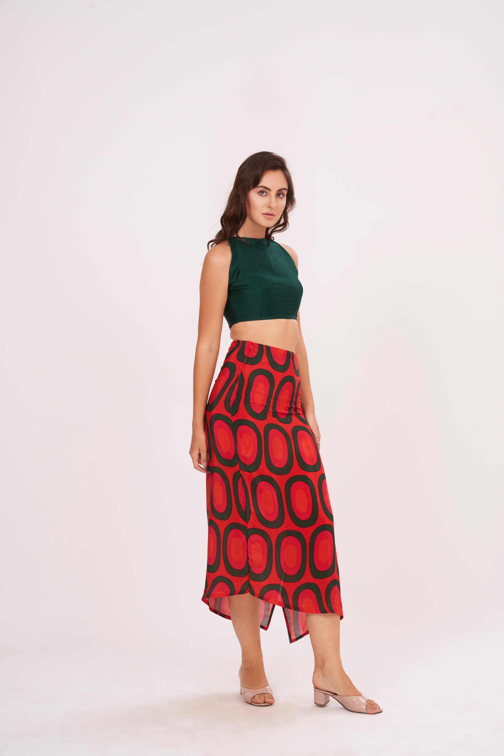 Fitted crop top with abstract design, made of durable crepe fabric, perfect for showcasing your style at any occasion.