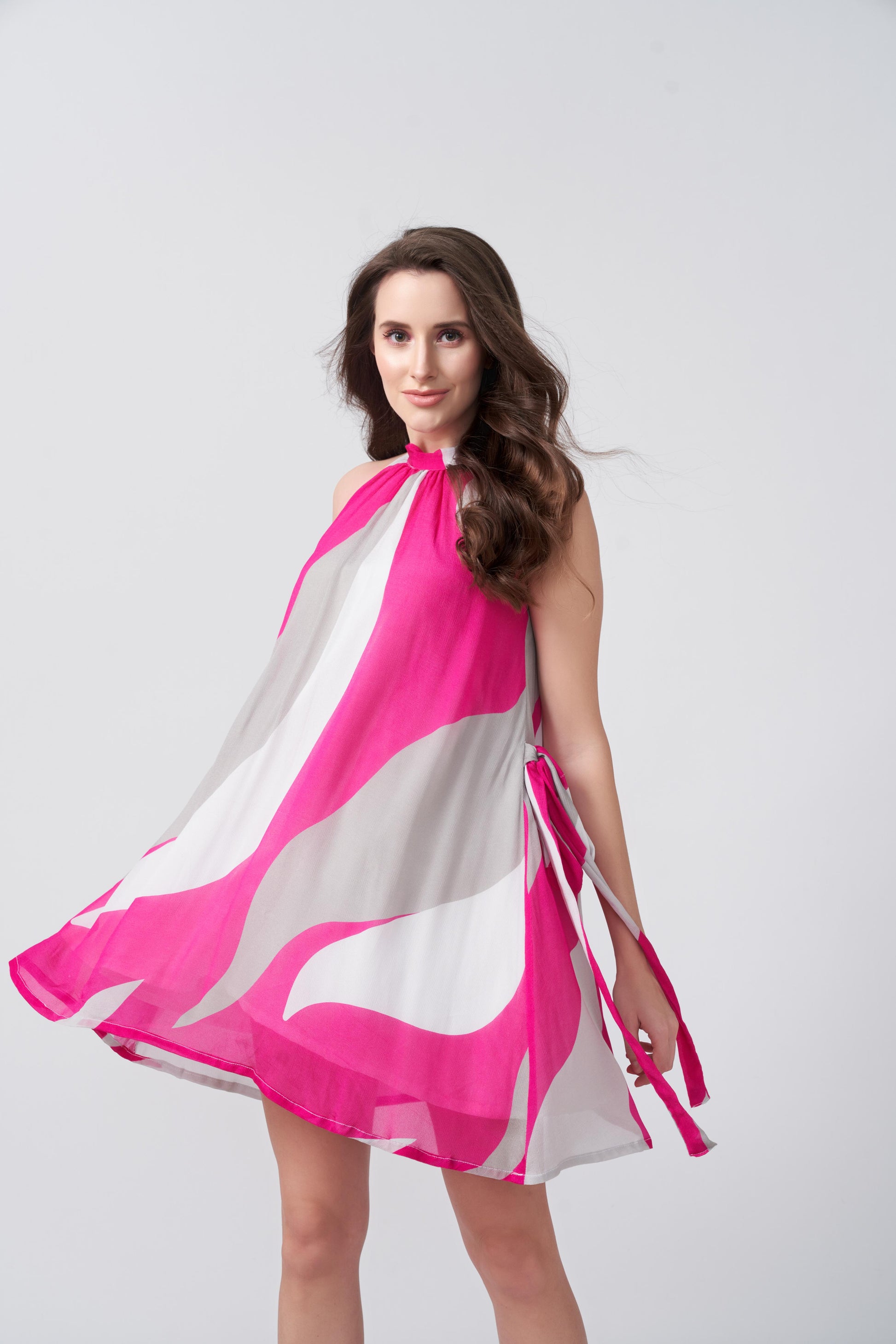 Pink and white abstract print halter-neck short dress, suitable for summer soirées and evening outings
