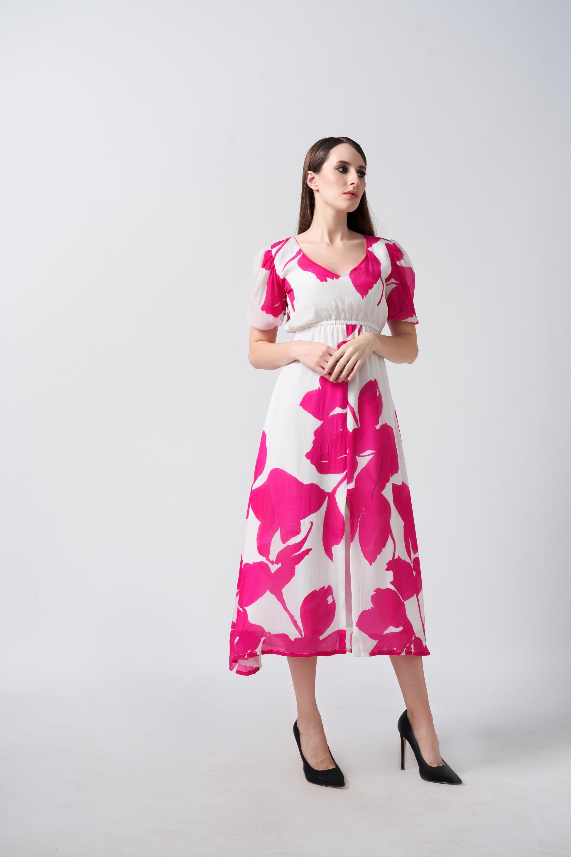 Floral crepe midi dress in pink and white tones, ideal for elegant daytime events and social gatherings