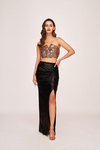 Off-shoulder golden tube top with a V-cut neckline in faux leather