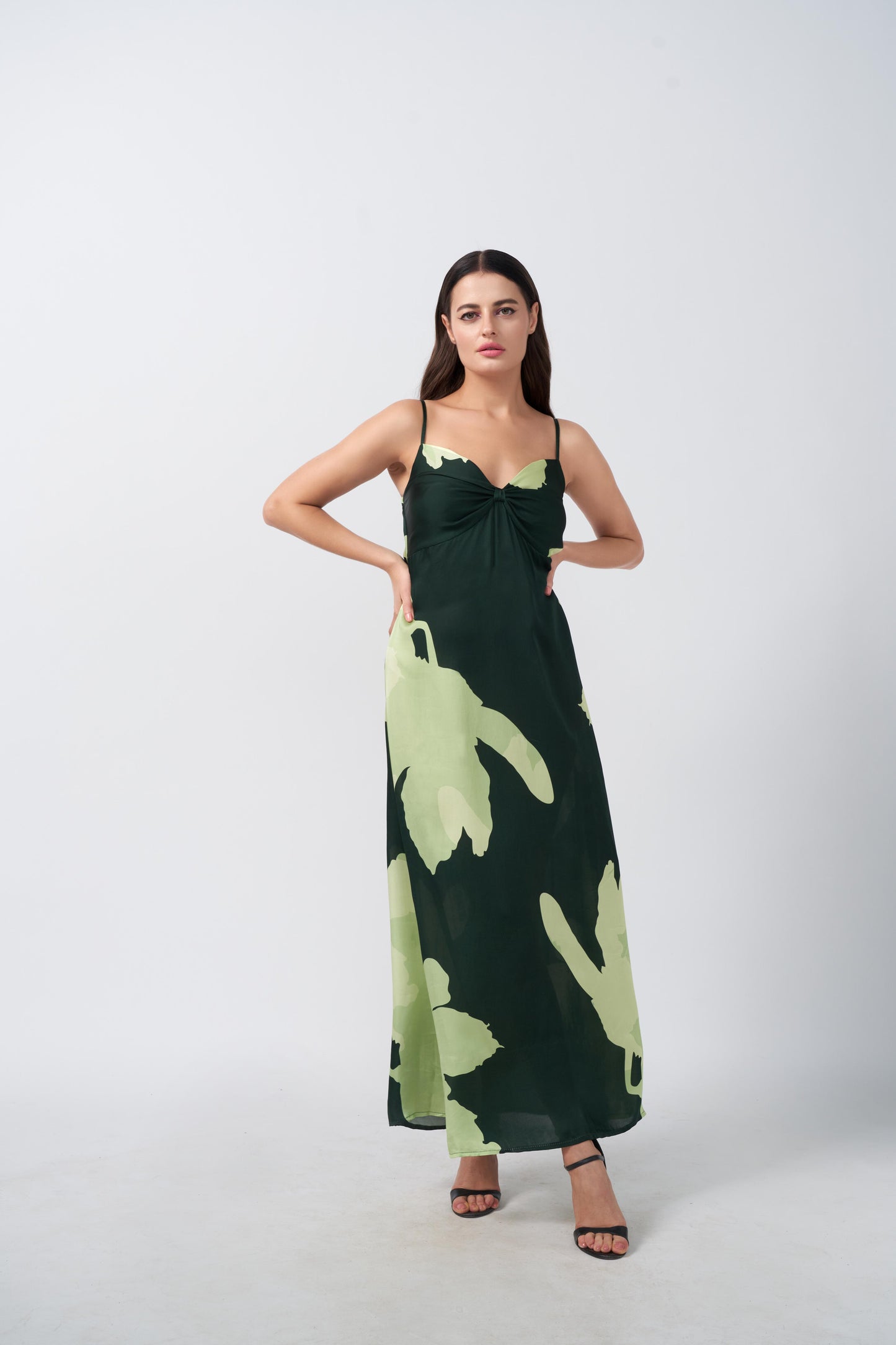 Light and dark green floral print satin dress with spaghetti straps, ideal for elegant evenings and special gatherings