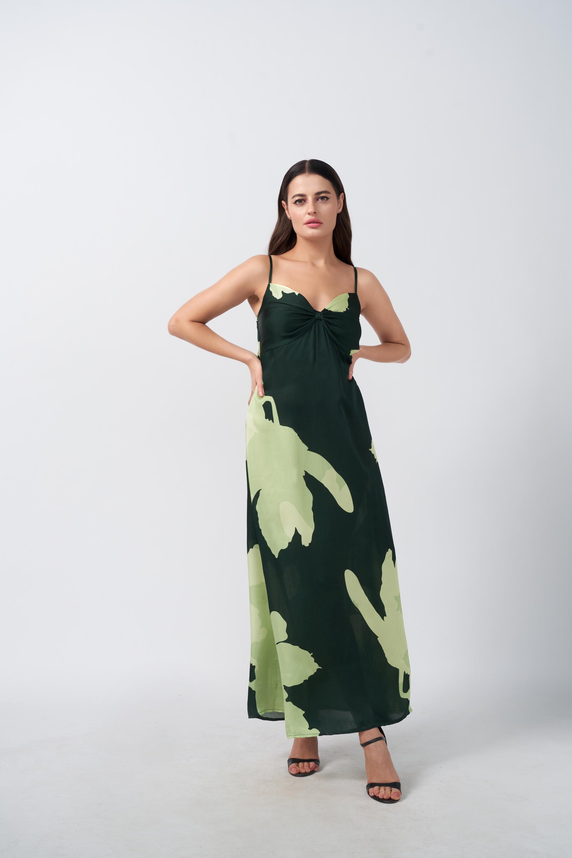 Light and dark green floral print satin dress with spaghetti straps, ideal for elegant evenings and special gatherings
