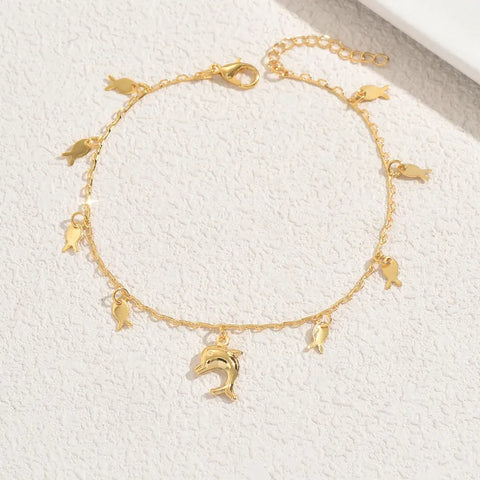 This elegant gold charm anklet captures the essence of the ocean, making it a lovely gift or a versatile piece for casual seaside outings.