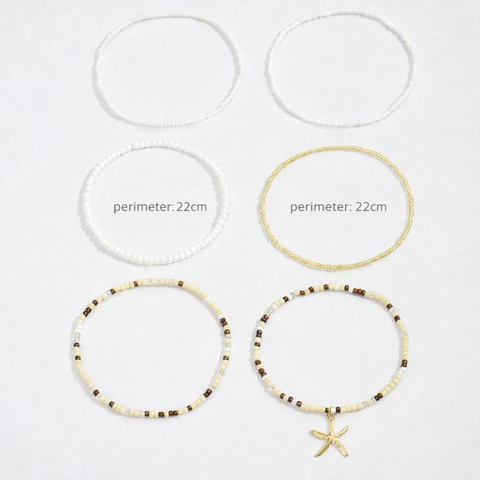 Lightweight and comfortable beaded anklets with a 22cm perimeter, designed to be worn together or individually for a customizable boho-chic look on your next getaway.