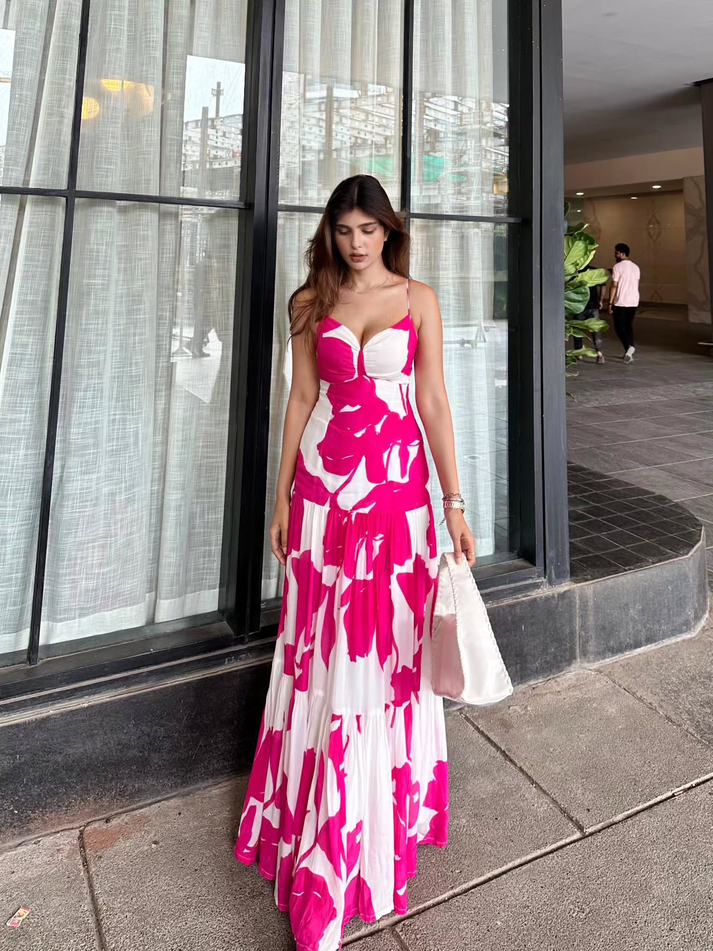 Floral print long crepe dress with spaghetti straps, ideal for evening soirées and elegant occasions