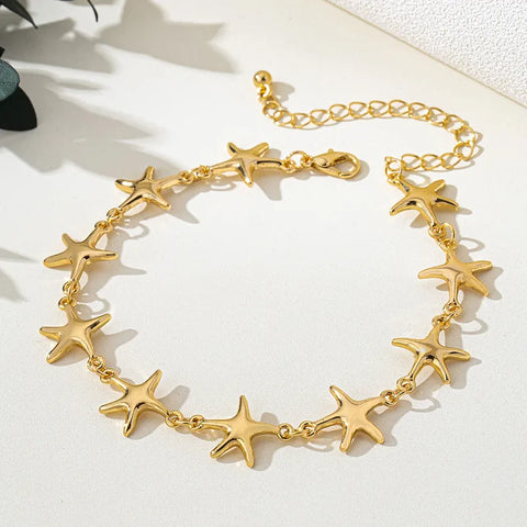 This minimalist gold-toned anklet with its dainty ocean-inspired charm is a versatile piece, designed to elevate your holiday wardrobe or casual weekend brunch outfit.