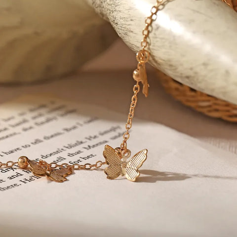 This elegant gold butterfly charm anklet offers a polished and playful aesthetic, designed to be a versatile staple that elevates your resort wear or a chic brunch look.
