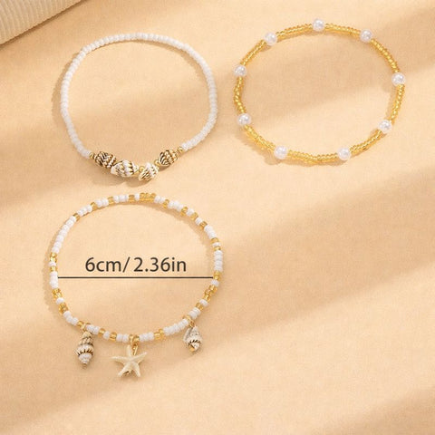 This versatile three-piece anklet set combines sleek gold links with vibrant beads, making it an ideal accessory for summer festivals or seaside celebrations.