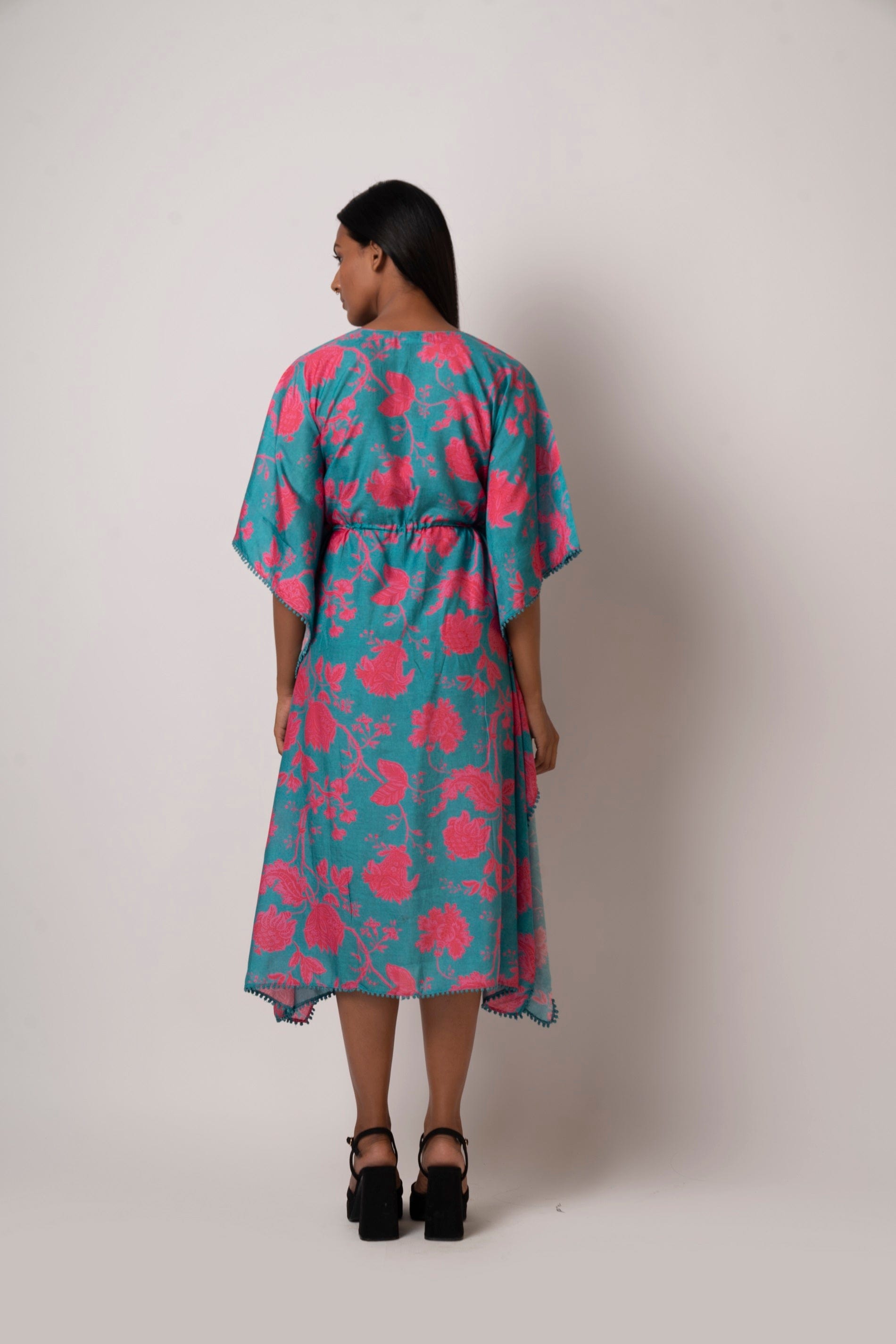 This long women's kaftan dress is crafted from breathable muslin fabric and has floral print. It's a casual resort attire